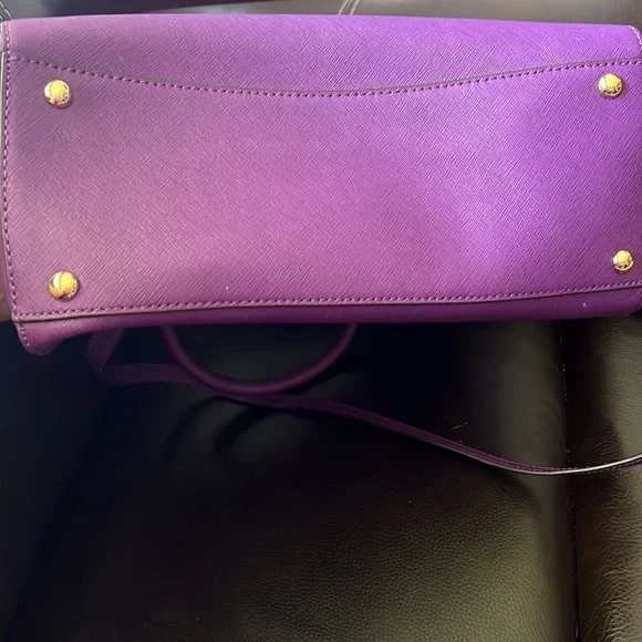 authentic Michael Kors handbag with a crossbody option. Mint condition. - Picture 3 of 7